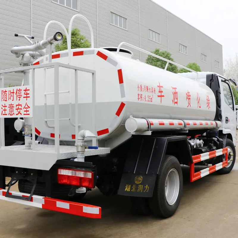 A vízpermetező teherautó funkciója és alkalmazása.