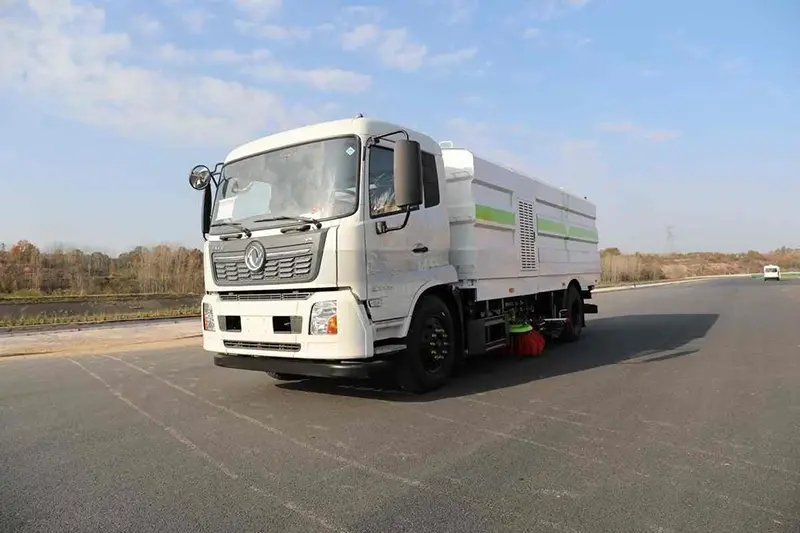 Utcaseprő teherautó